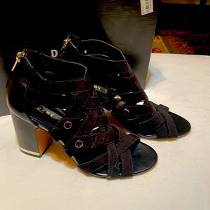 SIZE 8 DKNY HEVA-multi strap  elastic/calf black